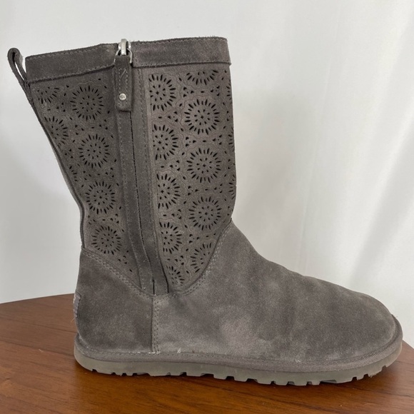 UGG Lo Pro Short Perforated Boot Charcoal - Picture 9 of 9